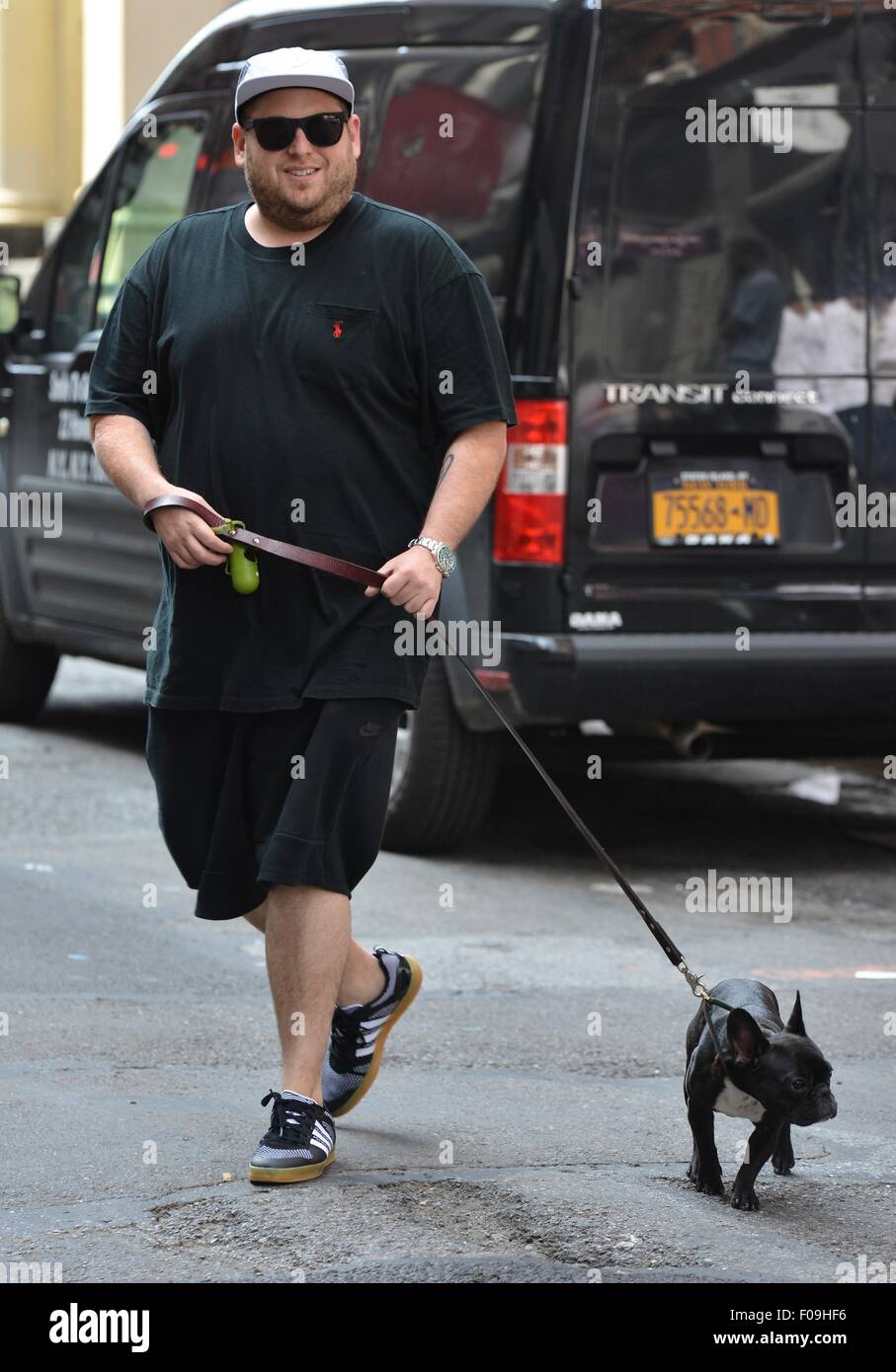 La collina di Giona a piedi il suo cane con: la collina di Giona dove: la città di New York, New York, Stati Uniti quando: 09 Giu 2015 Foto Stock