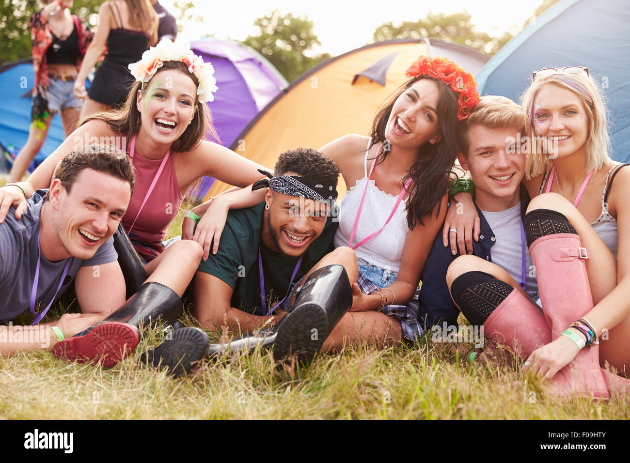 Amici divertendosi in campeggio a un festival di musica Foto Stock