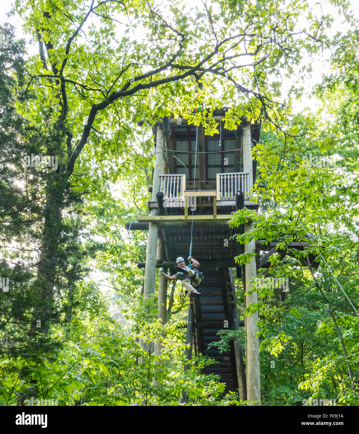 45 foot drop durante il zipline adventure a Branson Zipline Canopy Tours di Branson, MO. Foto Stock