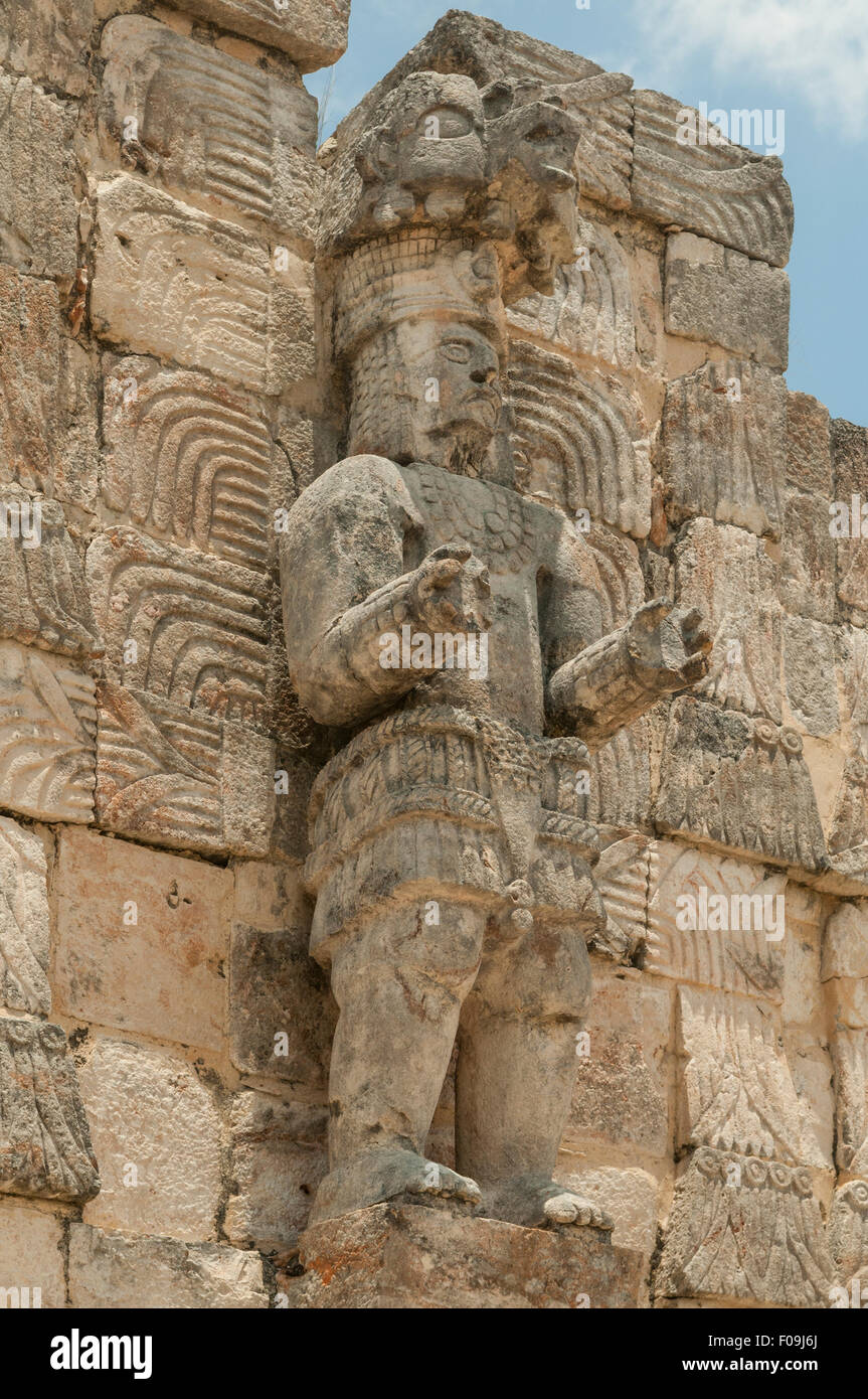 Statua su Palacio delle maschere, Kabah, Messico Foto Stock