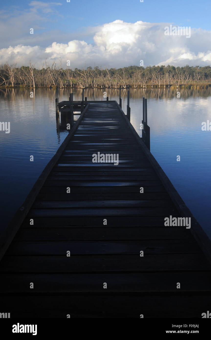 Tranquilla serata riflettente in Maylands, Swan-Canning River Park, Perth, Western Australia Foto Stock