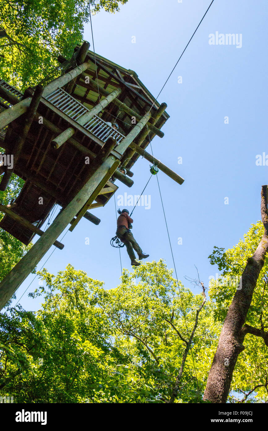 45 foot drop durante il zipline adventure a Branson Zipline Canopy Tours di Branson, MO. Foto Stock