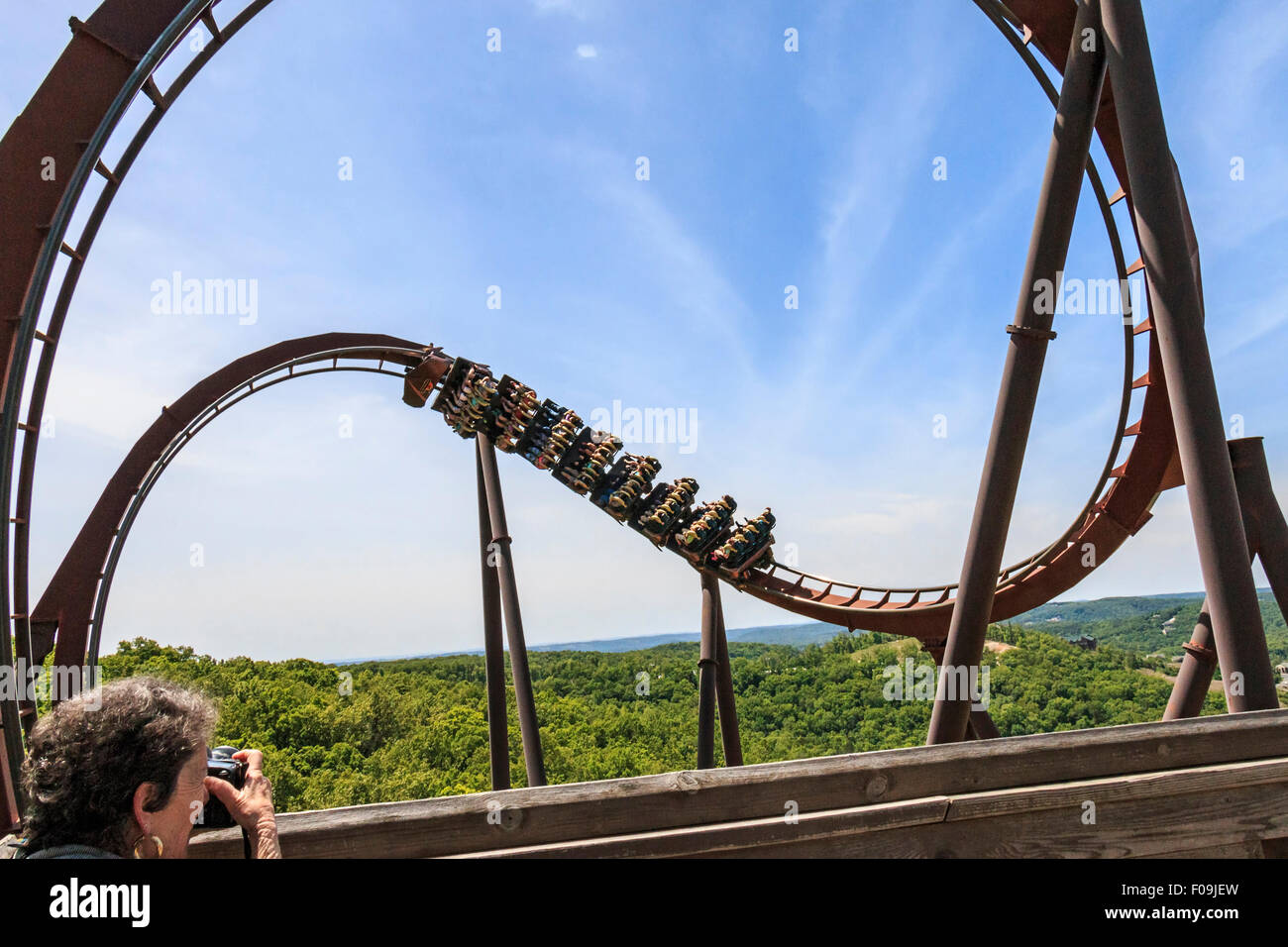 Wildfire, 12 Storia coaster in acciaio con una velocità massima di 66 miglia per ora e cinque loop, rotoli e cavatappi, Silver Dollar City Foto Stock