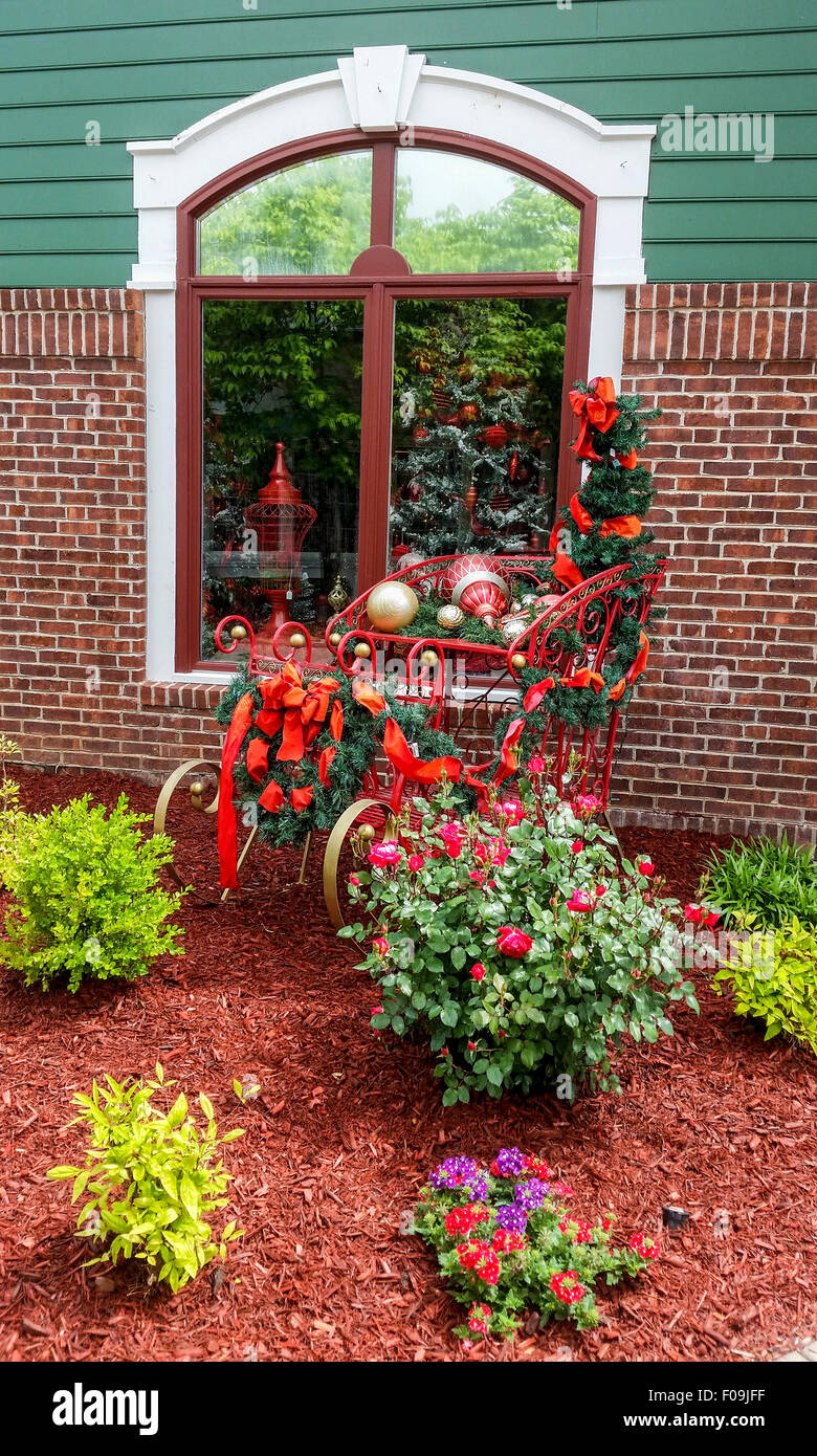 La decorazione esterna per negozi in Grand Village, una boutique centro commerciale con un southern, stile anteguerra di Branson, MO. Foto Stock
