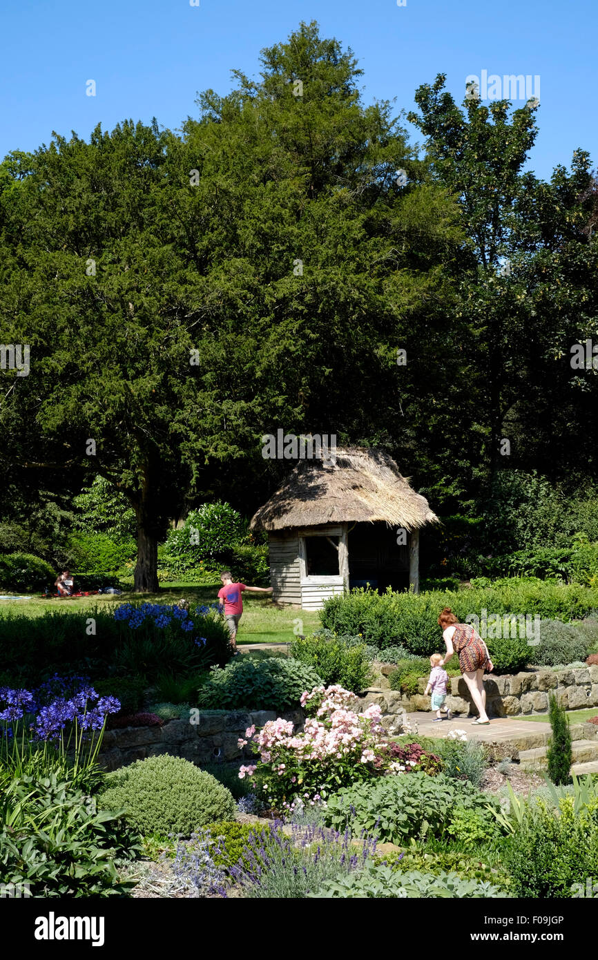 Le persone godono di un tranquillo giardino lontano dal peperoncino festival West Dean Gardens chichester England Regno Unito 2015 Foto Stock