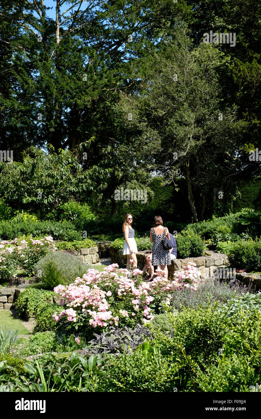 Le persone godono di un tranquillo giardino lontano dal peperoncino festival West Dean Gardens chichester England Regno Unito 2015 Foto Stock