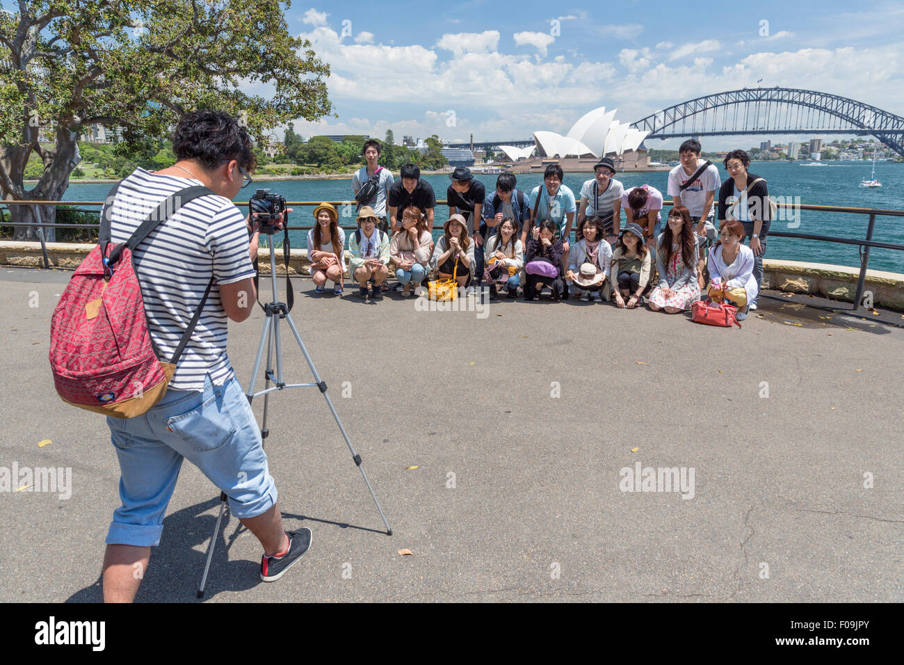 Fotografo con treppiede & gruppo di turisti asiatici a Mrs Macquaries Point con vista iconica del Sydney Harbour in background Foto Stock