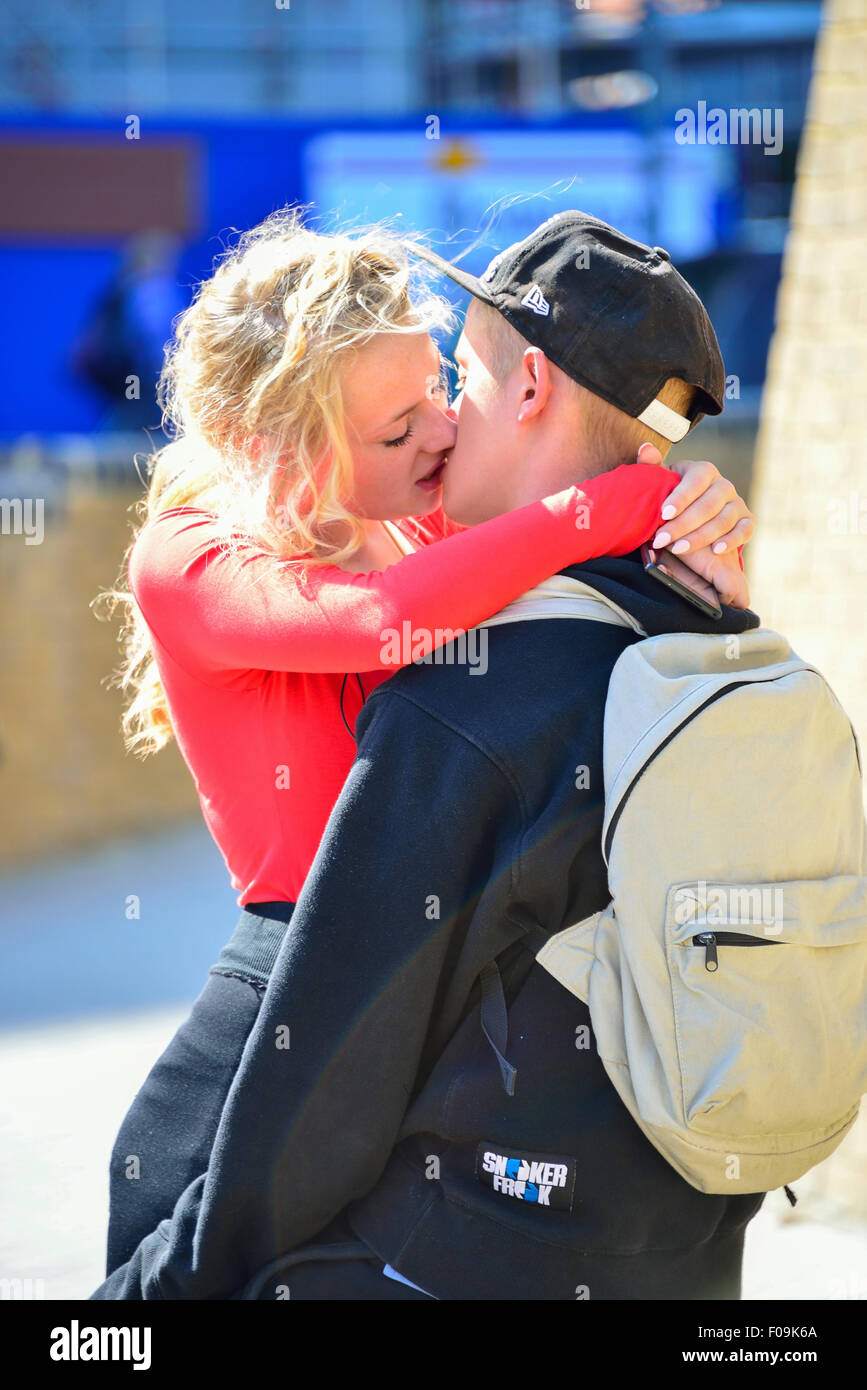 Giovane coppia romantica in street, Forbury Road, Reading, Berkshire, Inghilterra, Regno Unito Foto Stock