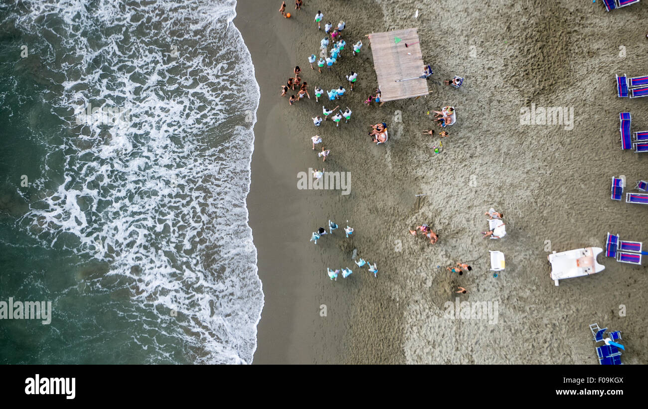 La Versilia, Toscana. 09Aug, 2015. Colour run è eseguire una piccola con un sacco di colore e divertimento, gente buttare polveri colorate mentre è in esecuzione. L'evento non è un evento agonistico ma realizzata per divertimento e avviene in Lido di camiore, Versilia, Tucany Credito: JBphotoeditorial/Alamy Live News Foto Stock