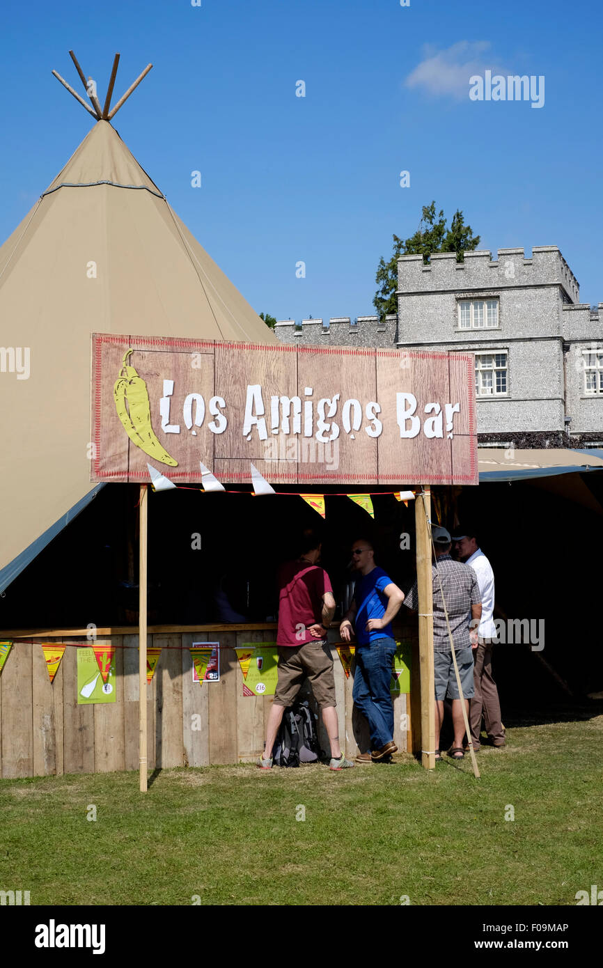 Le persone godono di un drink presso il bar presso il peperoncino fiesta festival a West Dean Gardens nelle vicinanze del Chichester West Sussex England Regno Unito 2015 Foto Stock