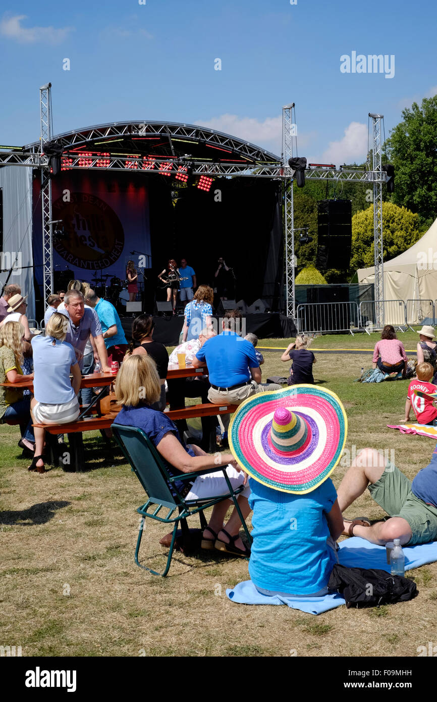 I visitatori godere della musica presso il peperoncino fiesta festival a West Dean Gardens nelle vicinanze del Chichester West Sussex England Regno Unito 2015 Foto Stock
