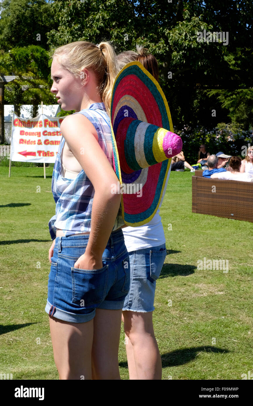 Due femmina visitatori presso il peperoncino fiesta festival a West Dean Gardens nelle vicinanze del Chichester West Sussex England Regno Unito 2015 Foto Stock