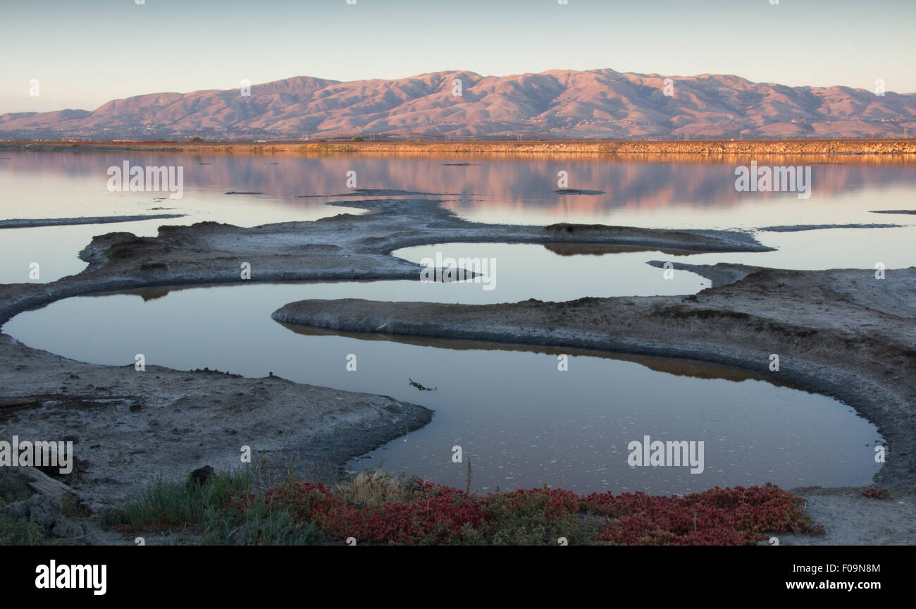 Tramonto su Diablo Range da Alviso Slough. Santa Clara County, California, Stati Uniti d'America. Foto Stock