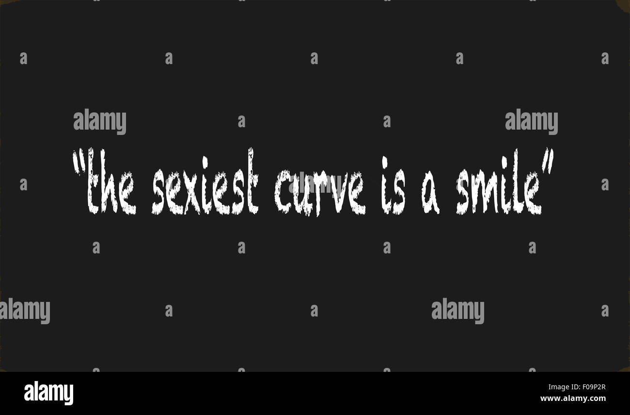 Un usurato vecchia lavagna con la legenda "la curva più sexy è un sorriso" Foto Stock