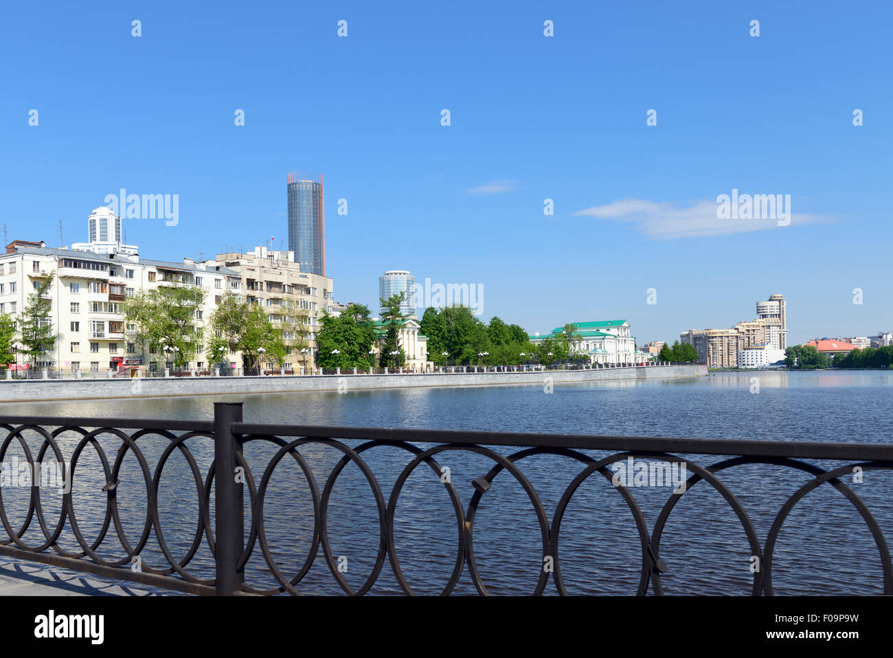 Ekaterinburg terrapieno, stagno e moderni edifici Foto Stock