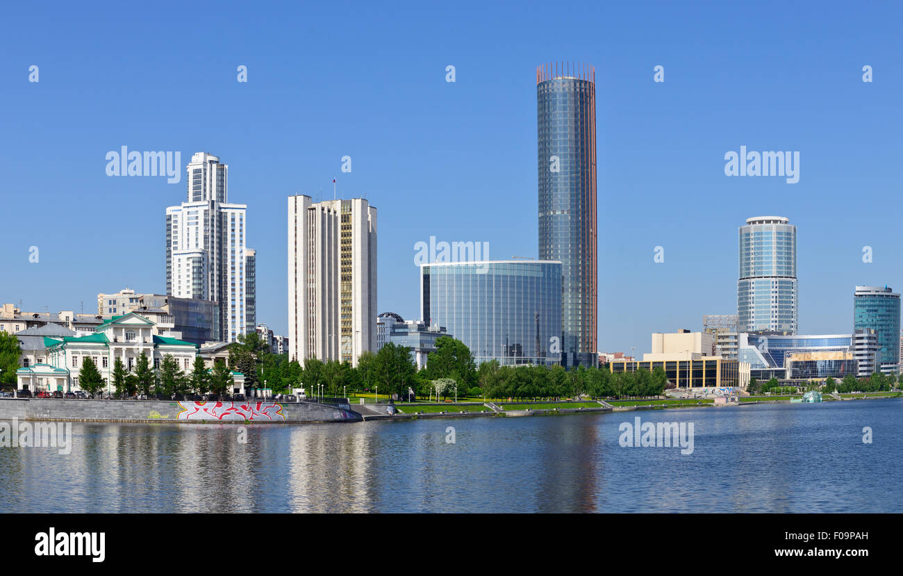 Ekaterinburg terrapieno, stagno e moderni edifici Foto Stock