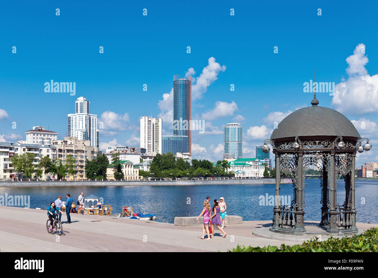 Ekaterinburg downtown, embankment, stagno e moderni edifici Foto Stock