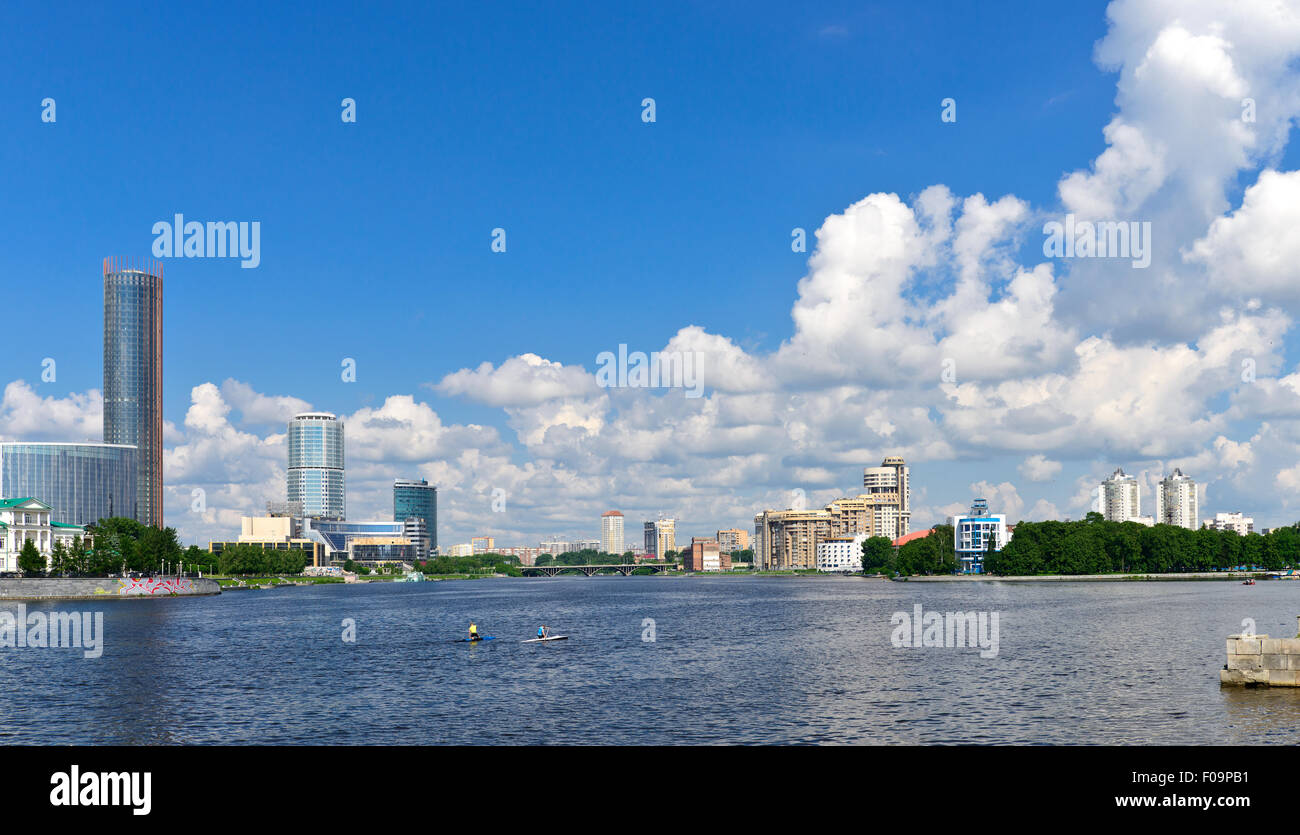 Ekaterinburg downtown, embankment, stagno e moderni edifici Foto Stock