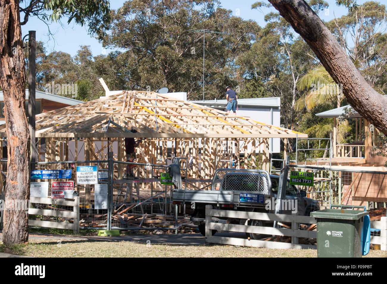 Carpenter sul tetto di casa residenziale costruzione in Nord area di Sydney, Nuovo Galles del Sud, Australia Foto Stock