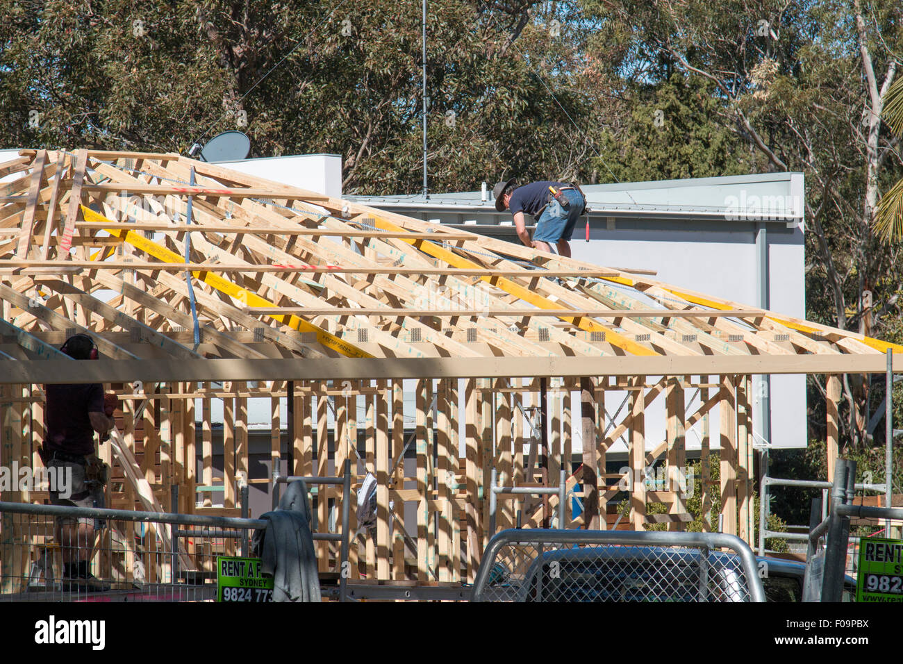 Carpenter sul tetto di casa residenziale costruzione in Nord area di Sydney, Nuovo Galles del Sud, Australia Foto Stock