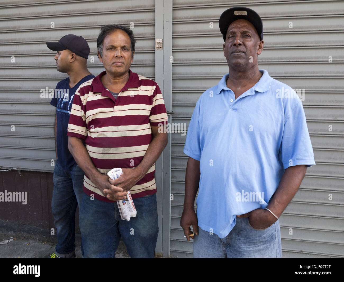 Gli uomini del Bangladesh in 'Piccolo Bangladesh " nella sezione di Kensington di Brooklyn, New York, 2015. Foto Stock