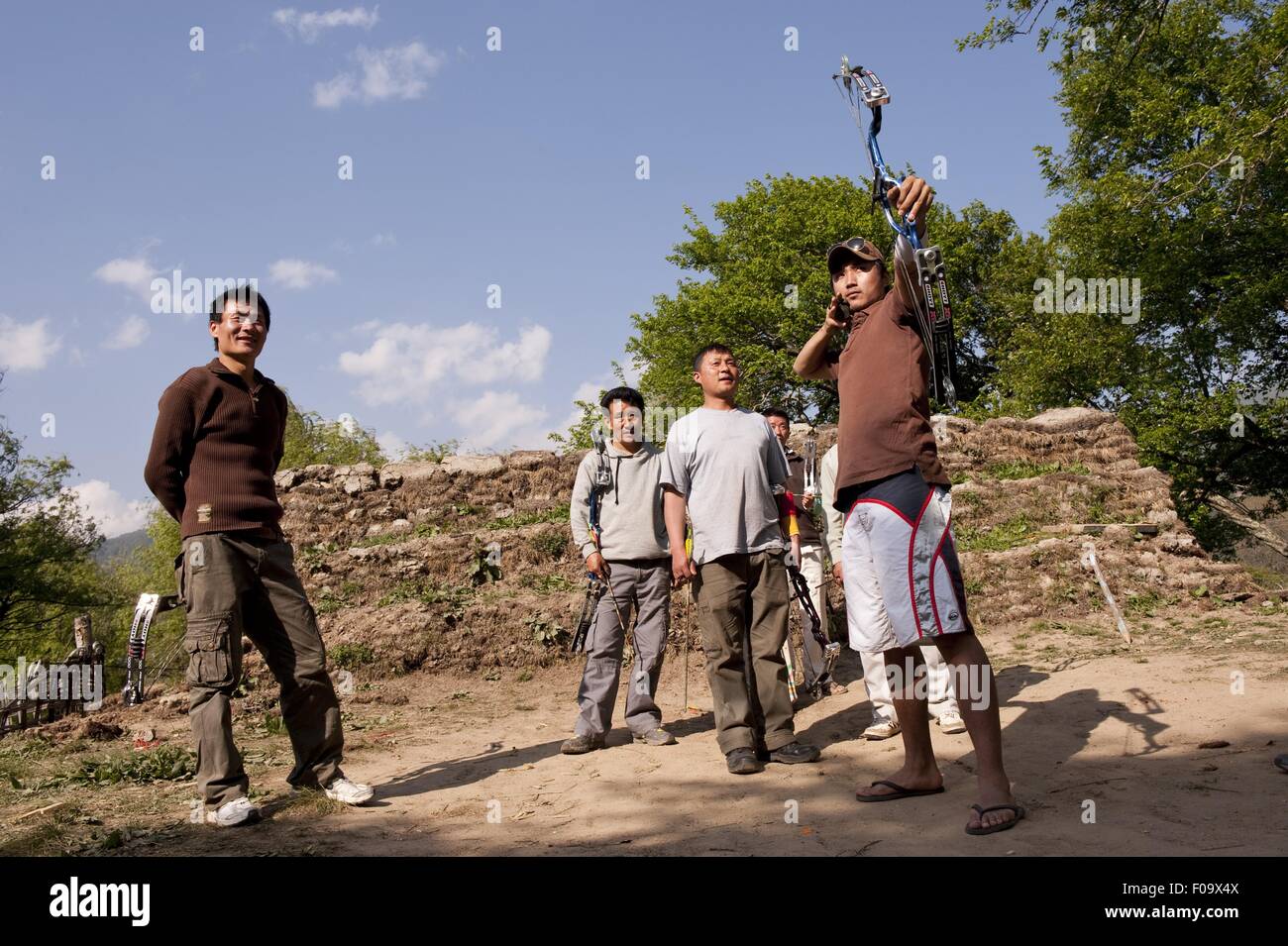 Uomo che ha di mira una freccia in prua durante il tiro con l'arco, Bhutan Foto Stock