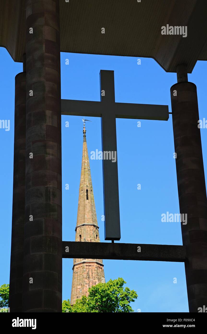 Chiesa della Santa Trinità guglia visto attraverso la nuova Cattedrale ingresso, Coventry, West Midlands, Inghilterra, Regno Unito, Europa occidentale. Foto Stock