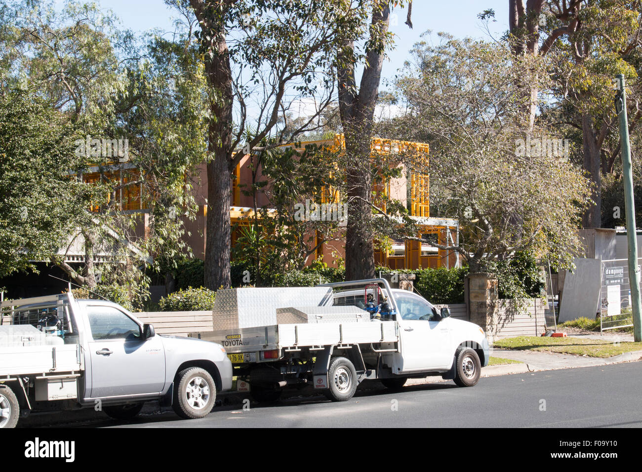 Costruttori ute il veicolo al di fuori di un ambiente domestico edificio sito nella zona nord di Sydney, Nuovo Galles del Sud, Australia Foto Stock