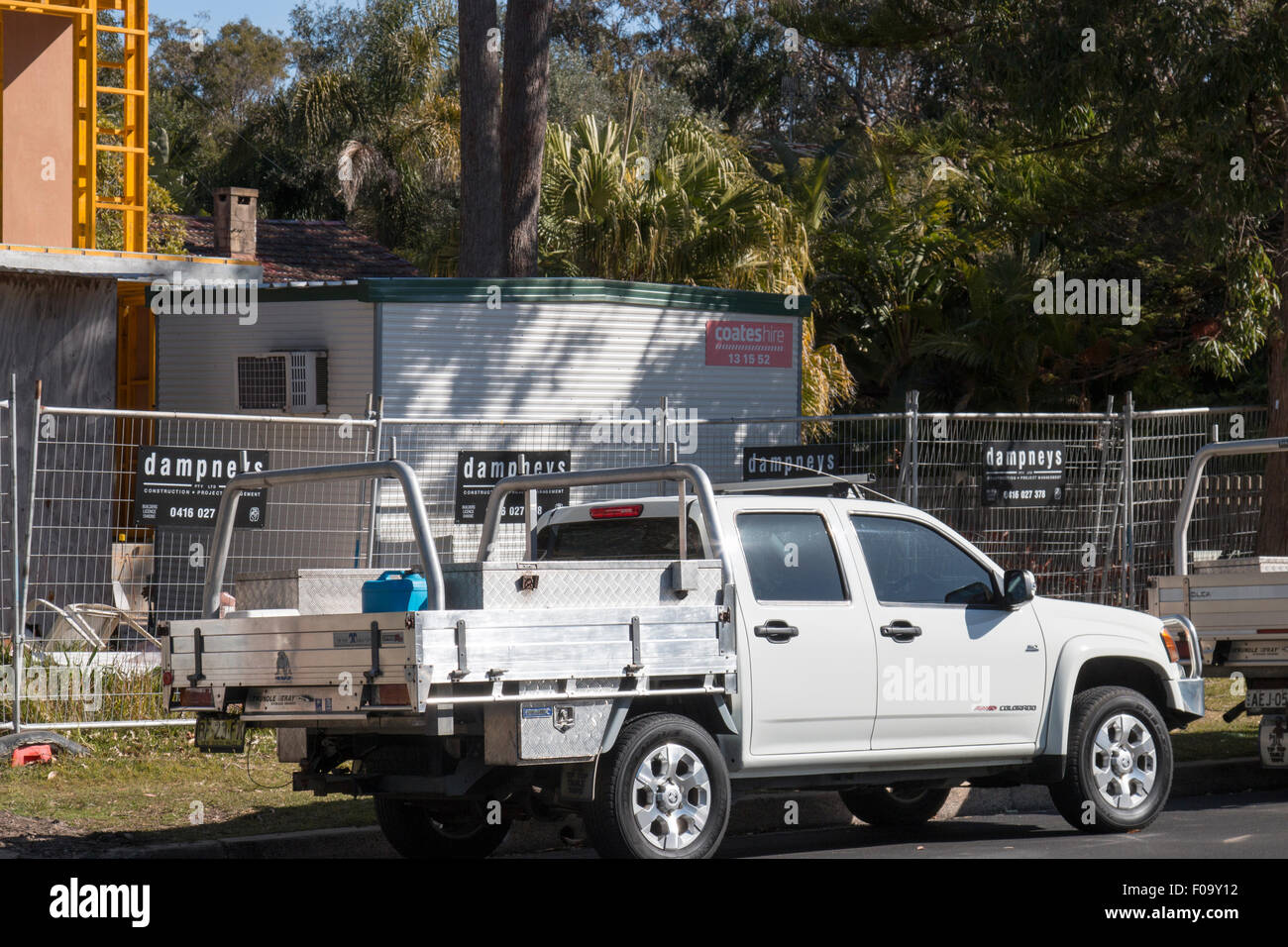 Costruttori ute il veicolo al di fuori di un ambiente domestico edificio sito nella zona nord di Sydney, Nuovo Galles del Sud, Australia Foto Stock