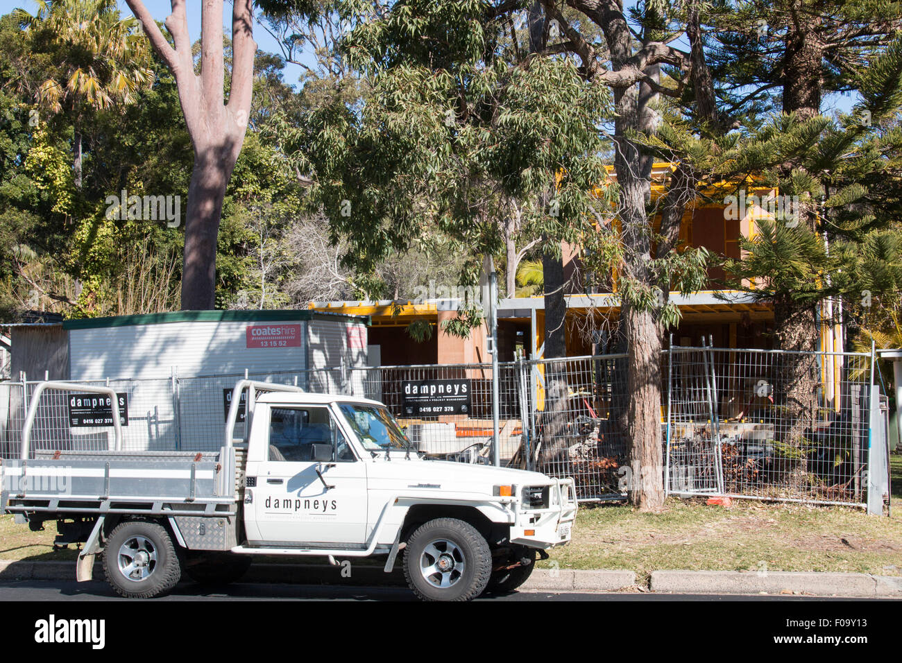 Costruttori ute il veicolo al di fuori di un ambiente domestico edificio sito nella zona nord di Sydney, Nuovo Galles del Sud, Australia Foto Stock