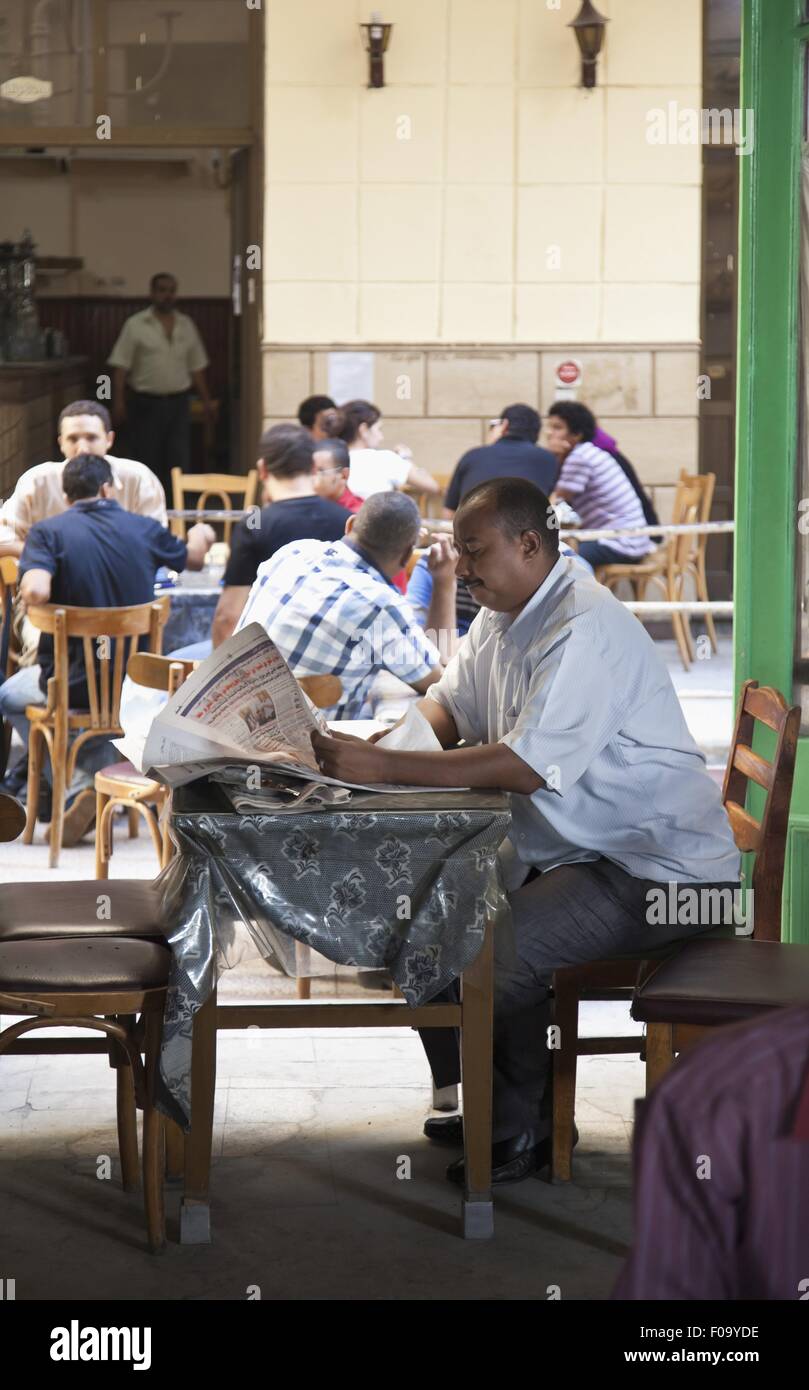 La gente seduta in cafe Al Tugar eya in Alessandria, Egitto Foto Stock