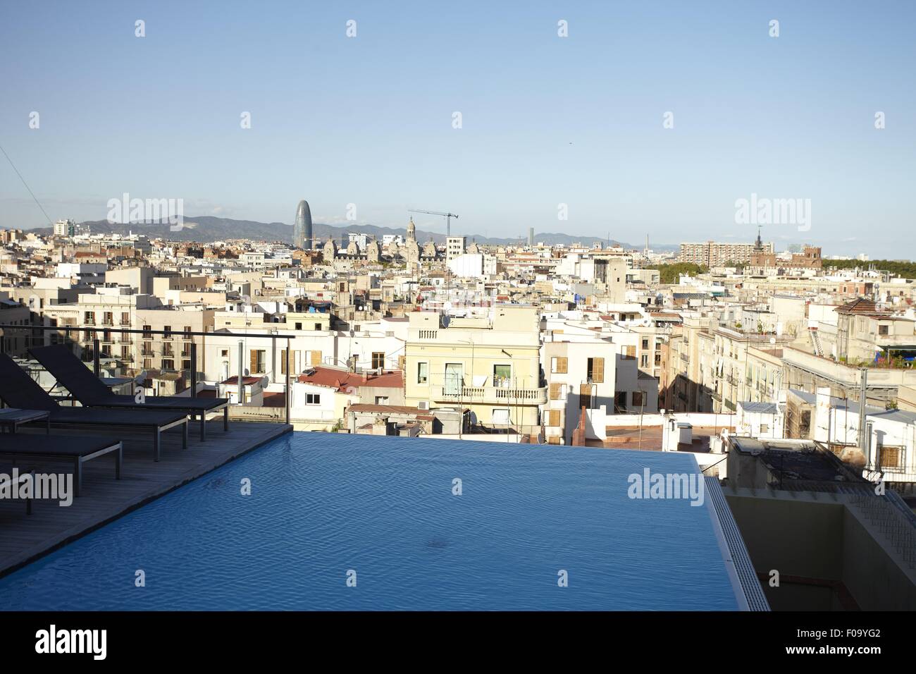 Vista del paesaggio urbano con piscina infinity e Grand Hotel Central a Barcelona, Spagna Foto Stock