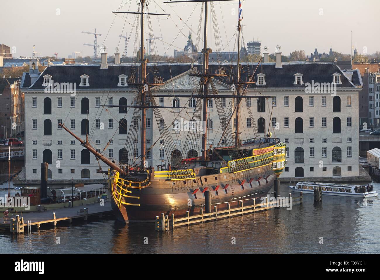 Nave Amsterdam davanti al National Maritime Museum di Amsterdam, Paesi Bassi Foto Stock