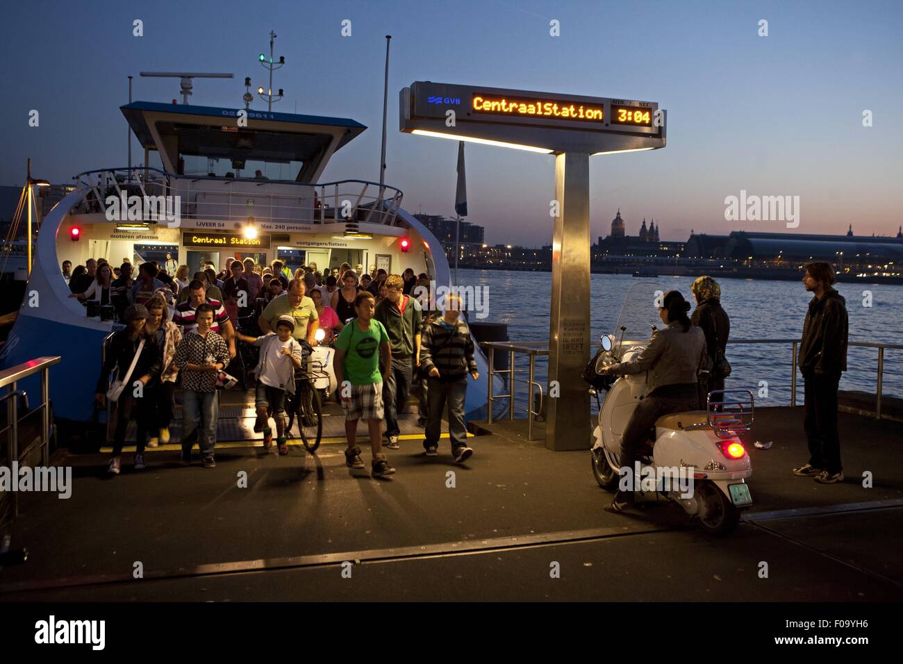 La gente camminare fuori dal traghetto navetta alla Stazione Centrale in IJ, Noord, Amsterdam Foto Stock