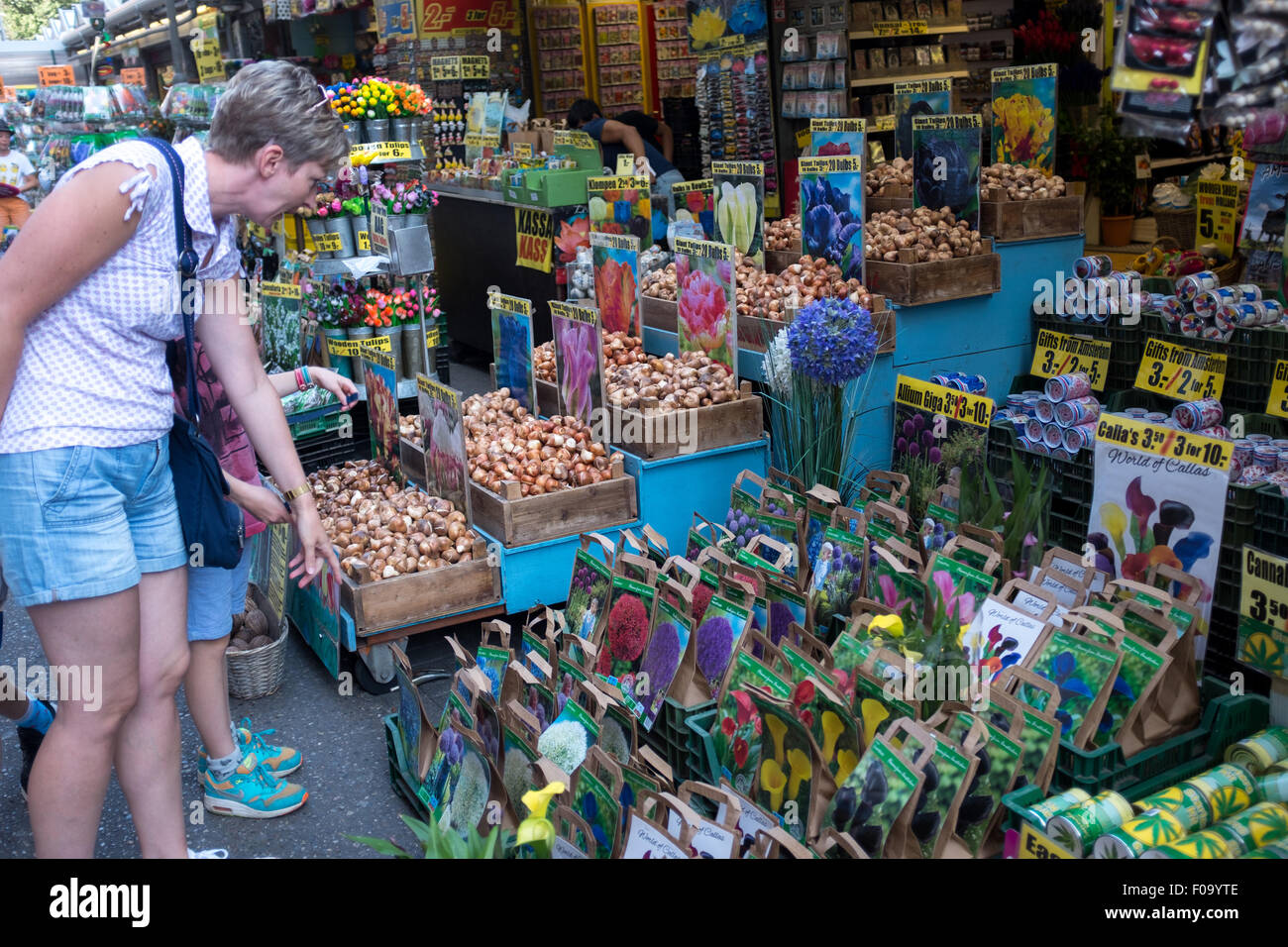 Donna navigazione turistica il mercato dei fiori di Amsterdam Foto Stock