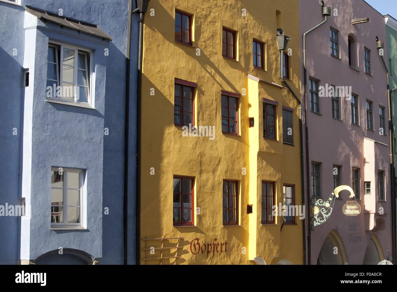 Blu, giallo e rosa edificio in Wasserburg am Inn in Rosenheim, Baviera, Germania Foto Stock