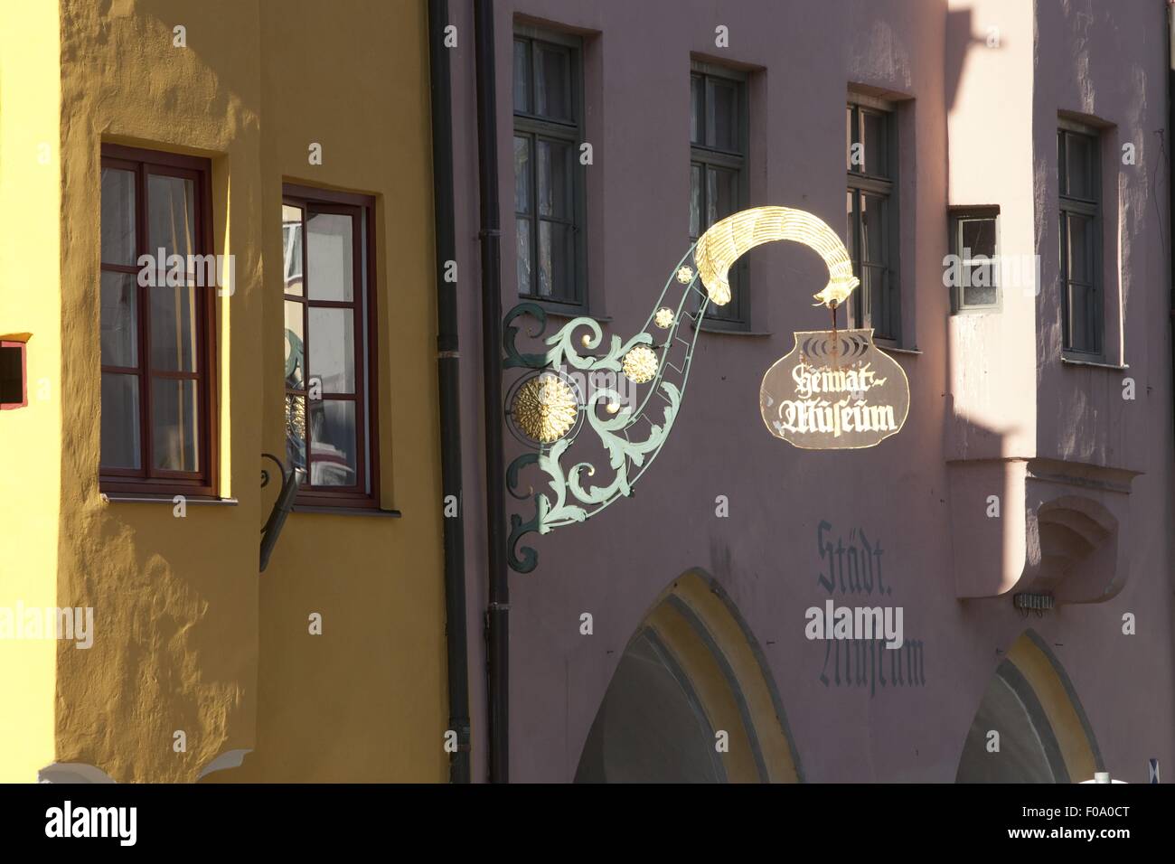 Blu, giallo e rosa edificio in Wasserburg am Inn in Rosenheim, Baviera, Germania Foto Stock