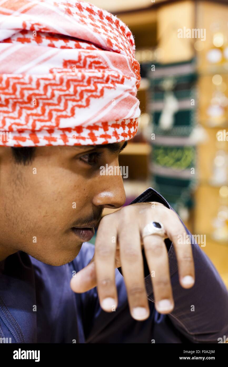 Close-up di uomo odore di profumo sfregata sulla mano in Salalah, Dofar, Oman Foto Stock