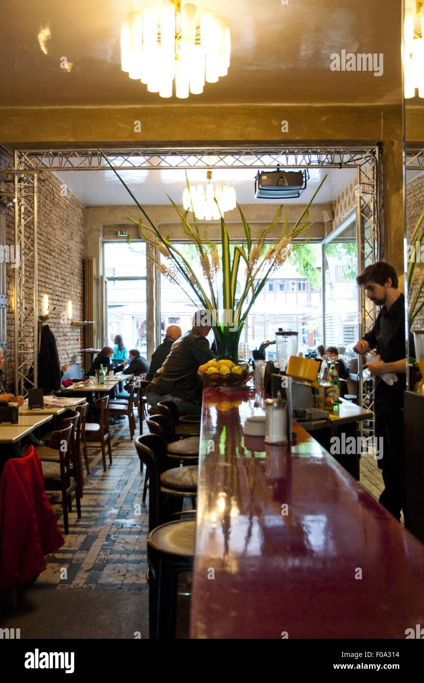 Gli ospiti seduti in salone Schmitz bar, Aachener street, quartiere belga, Colonia, Germania Foto Stock