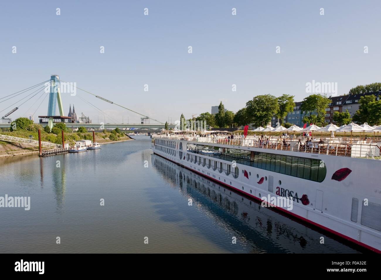 Vista di un-Rosa Viva fiume nave da crociera nel Reno e Severin Bridge, Colonia, Germania Foto Stock