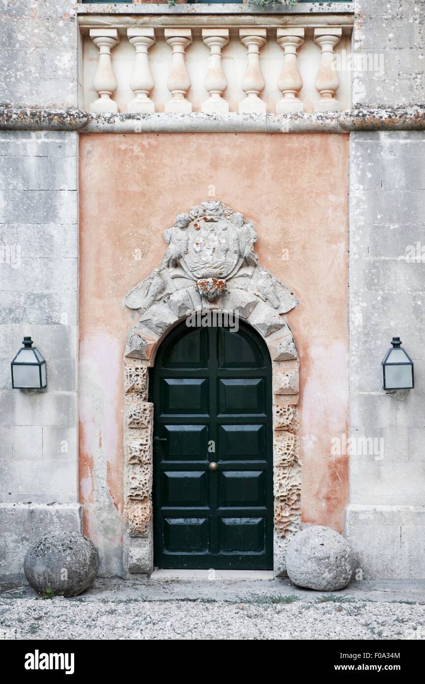 Porta di entrata della cantina del castello con scultura in pietra Foto Stock