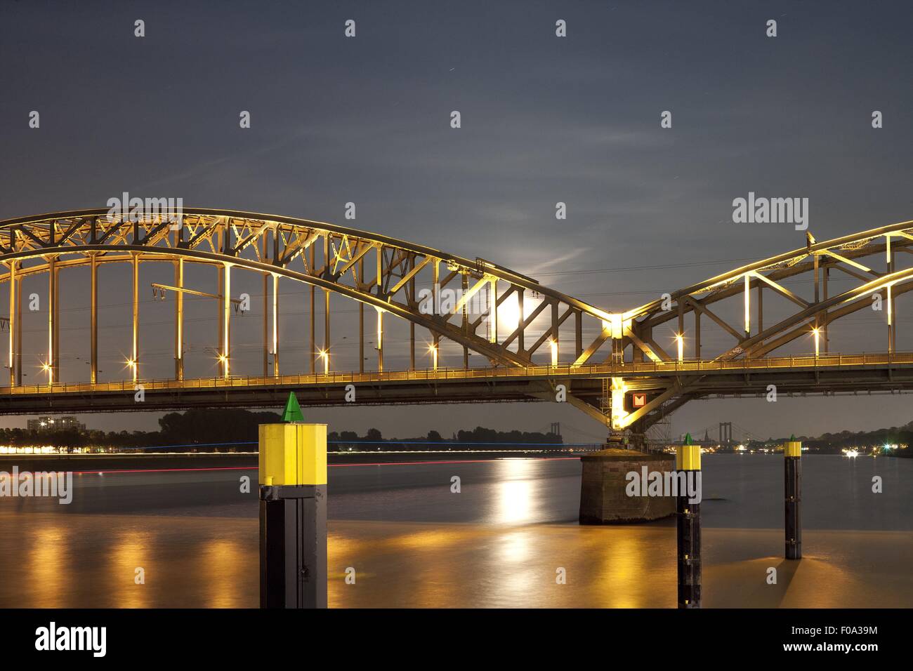 Illuminata Hohenzollern ponte sul fiume Reno di notte, Colonia, Germania Foto Stock