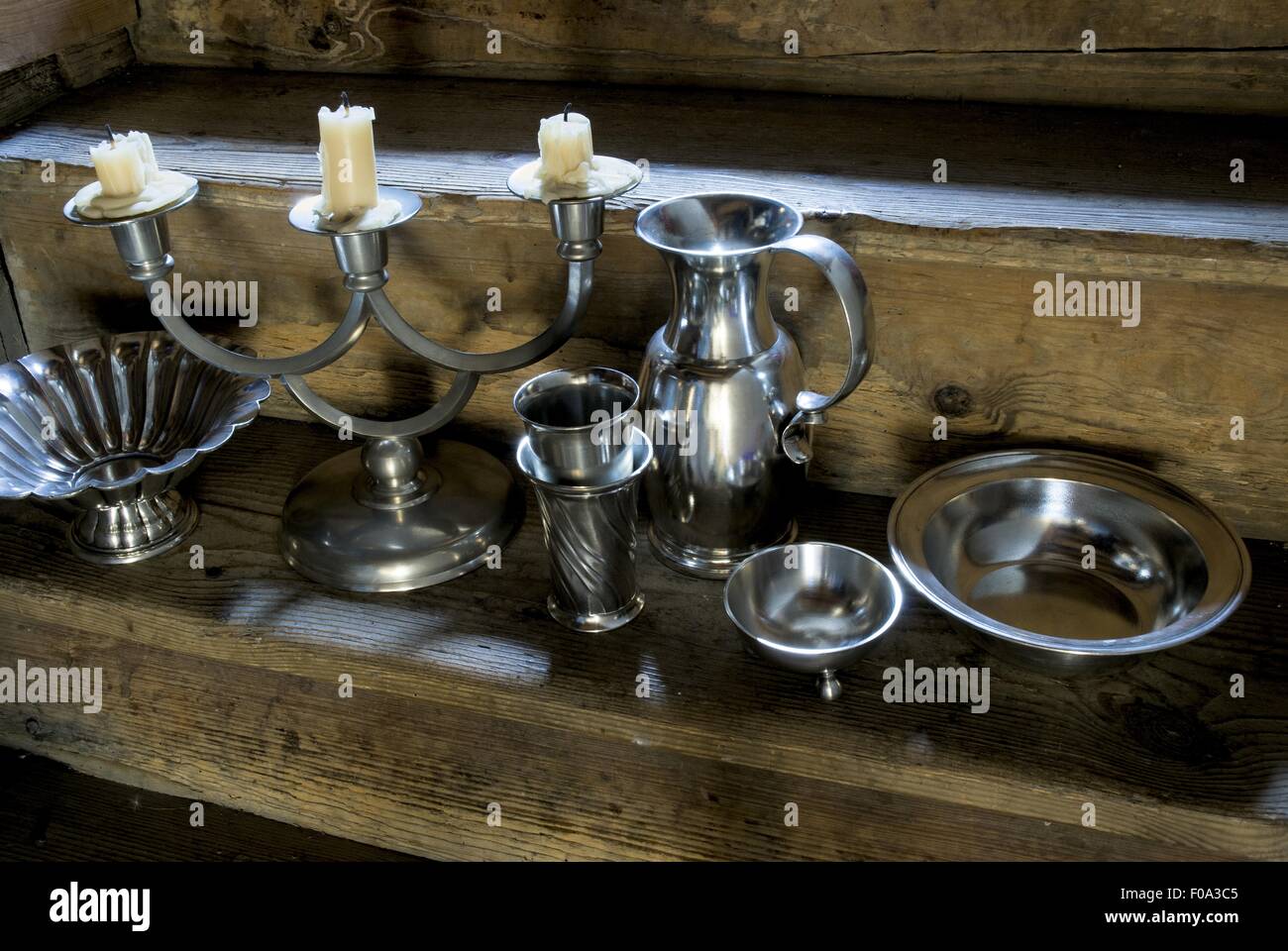 Stagno, peltro, candela di stand e bricco piastra fatta di stagno Foto Stock