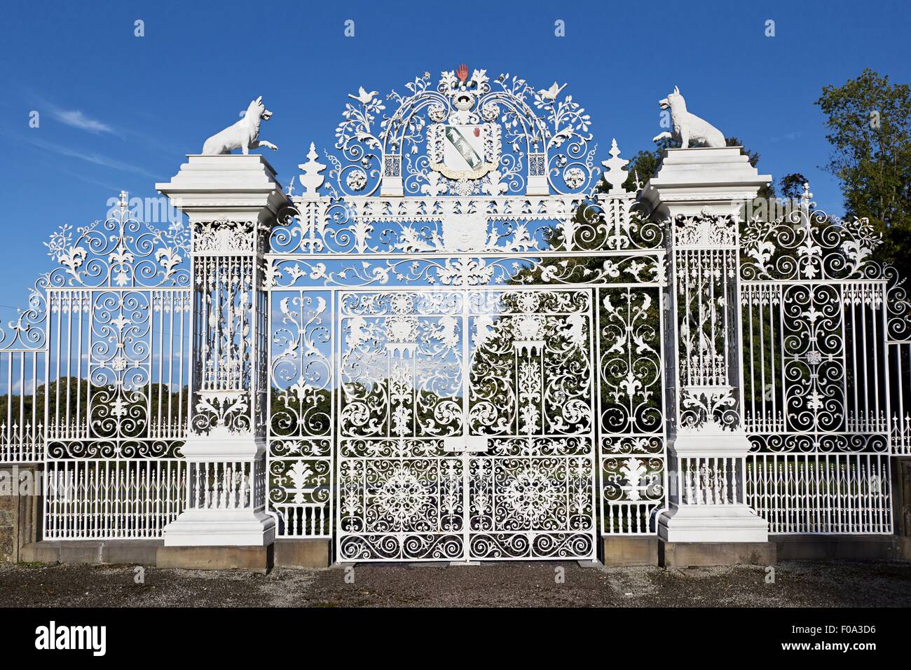 Cancello bianco di Chirk Castle, Chirk, Wrexham, Wales, Regno Unito Foto Stock