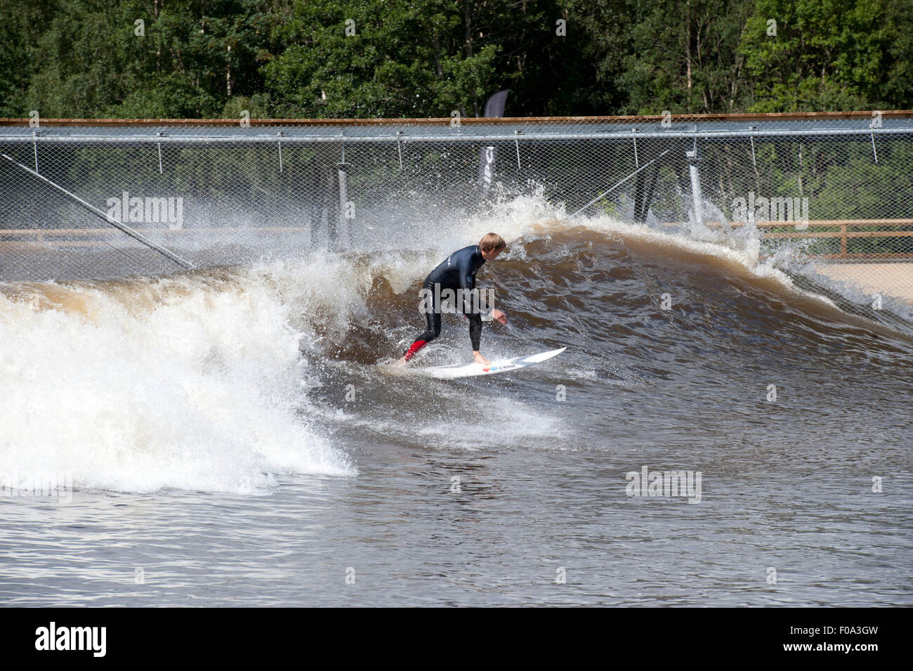 Surf Snowdonia uomo fatto lo sviluppo di onda in Galles del Nord, Regno Unito. Foto Stock