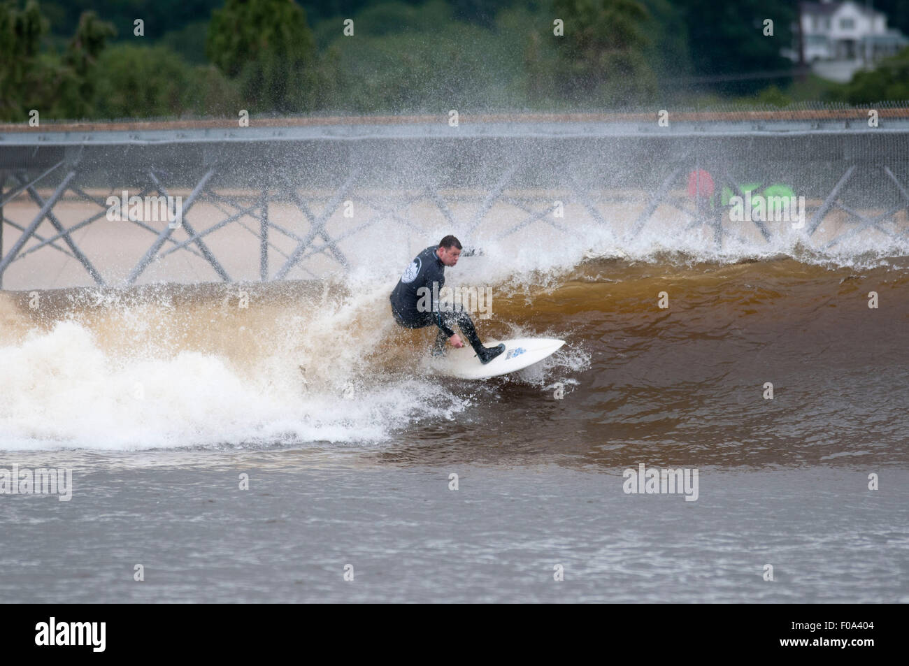 Surf Snowdonia uomo fatto lo sviluppo di onda in Galles del Nord, Regno Unito. Foto Stock