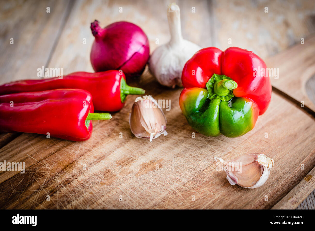 Verdure colorate su pannello di legno Foto Stock