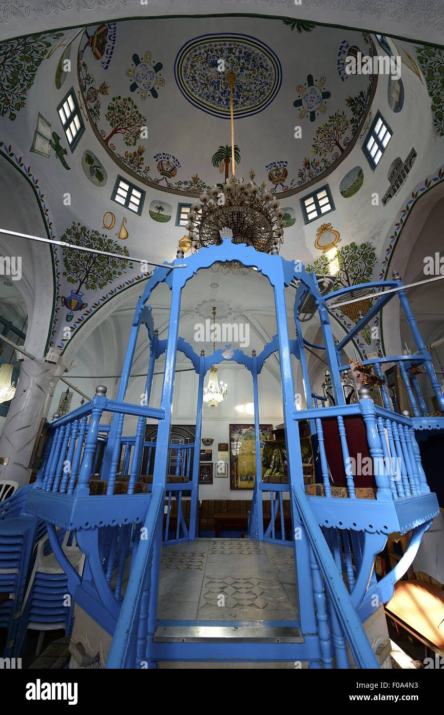 Basso angolo vista del pulpito scala blu alla sinagoga Abuhav, Safed, Israele Foto Stock