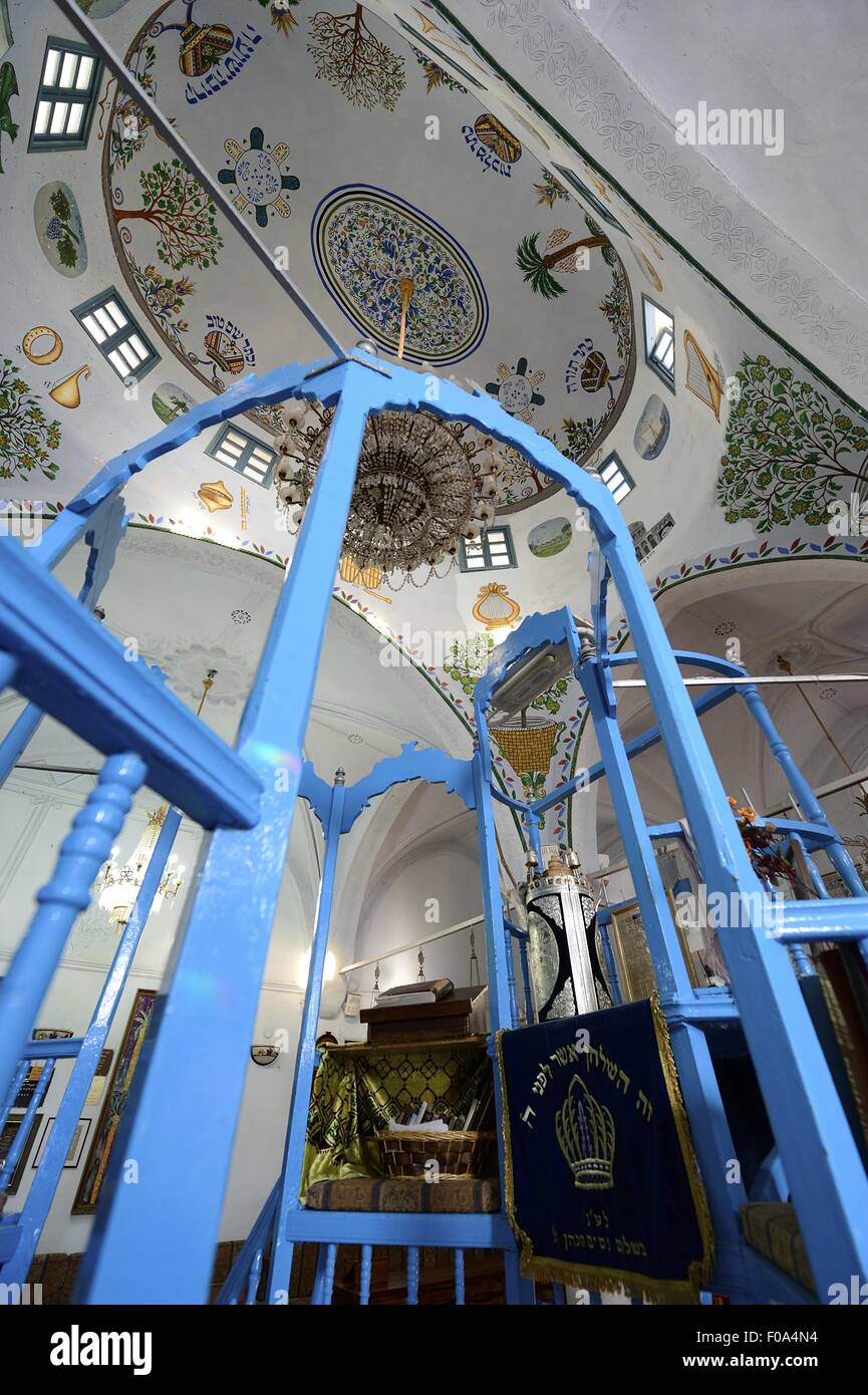 Basso angolo vista del pulpito scala blu alla sinagoga Abuhav, Safed, Israele Foto Stock