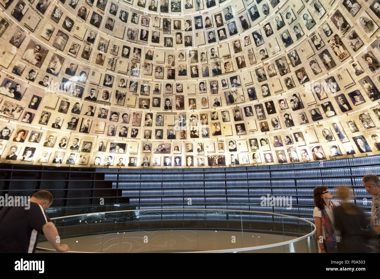 Basso angolo di visione delle persone nella Sala dei Nomi a Yad Vashem di Gerusalemme, Israele Foto Stock